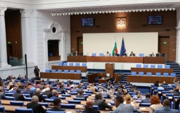 Преди полунощ: Парламентът създаде временна комисия за “Пътната карта” и “Балкански поток”