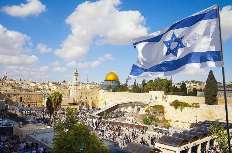 Евреи от цял свят се стичат в Израел, за да се бият за родината си