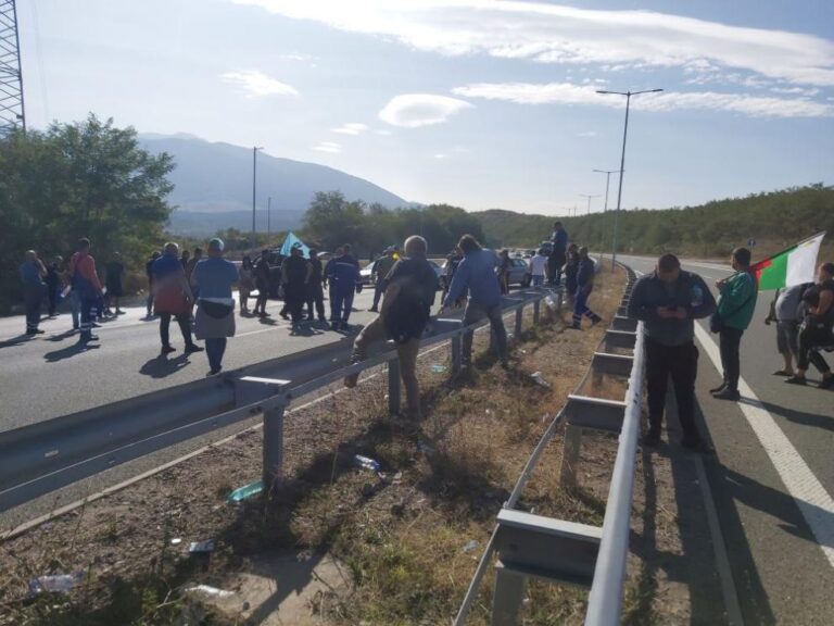 Положението излиза извън контрол: Жандармерия спря протестиращи да затворят АМ “Струма”, миньорите пробиха кордона