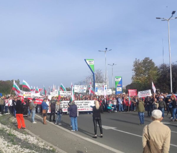 Стотици работници в “Лукойл Нефтохим” блокираха изхода на Бургас
