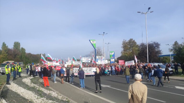 Стотици работници в “Лукойл Нефтохим” блокираха изхода на Бургас