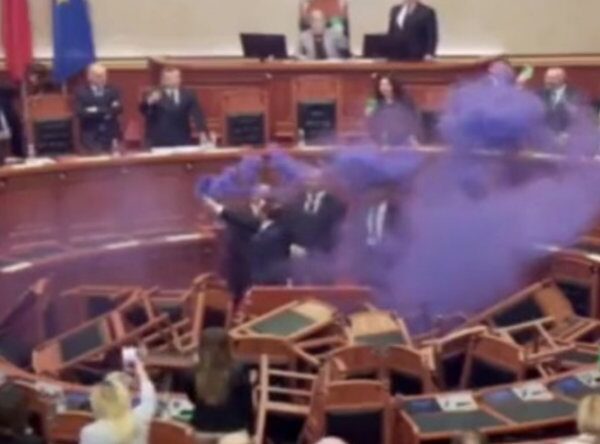 Екшън в албанския парламент: Летят столове, физическа саморазправа, хвърлят димки