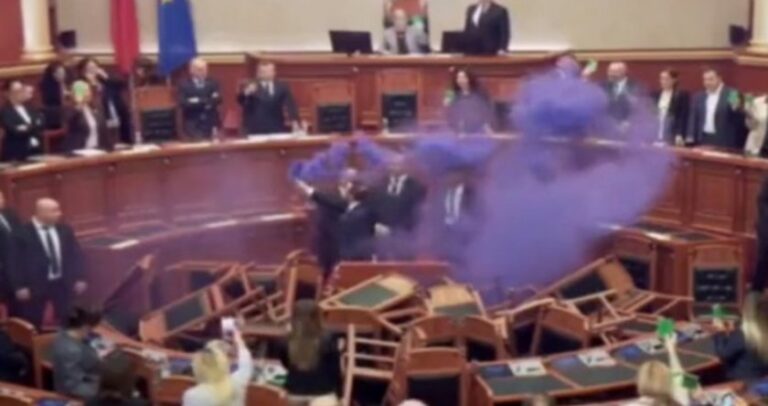 Екшън  в албанския парламент: Летят столове, физическа саморазправа, хвърлят димки