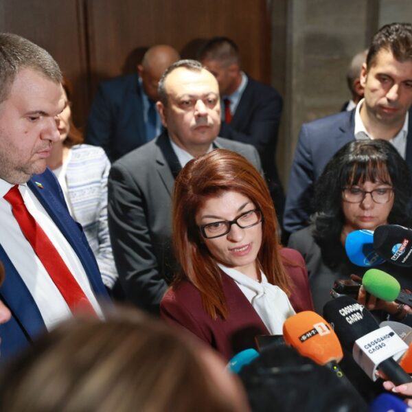 Поканиха Десислава Атанасова и Делян Пеевски на Съвета по сигурността