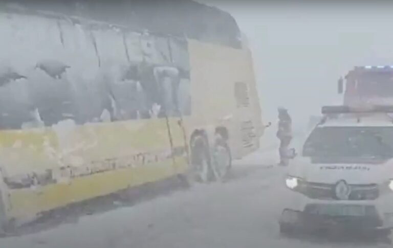 Снежен ад: Автобус от София за Украйна е паднал в канавка ВИДЕО
