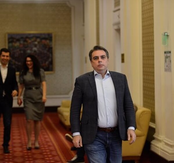 На изпроводяк! Асен Василев раздал бонуси за 70 000 лева на политическия си кабинет