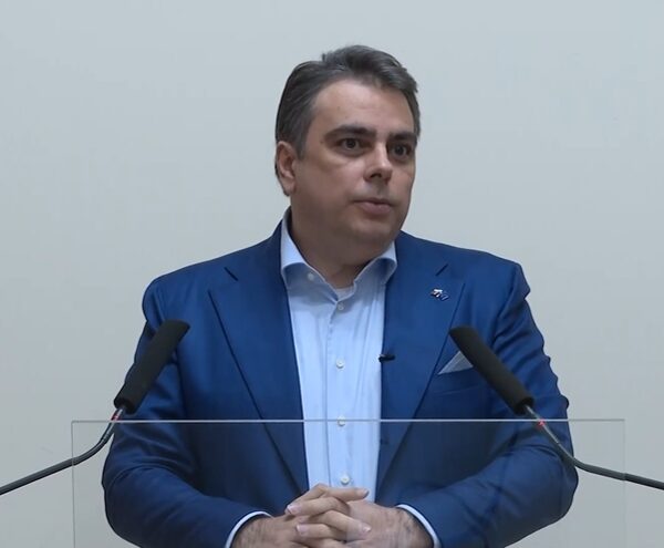 Асен Василев: Президентът да създава партия е против Конституцията