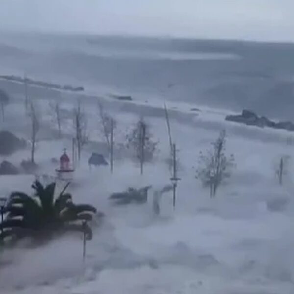 Бурята на века: Черно море вдигна 10-метрови вълни, стана страшно във… ВИДЕА