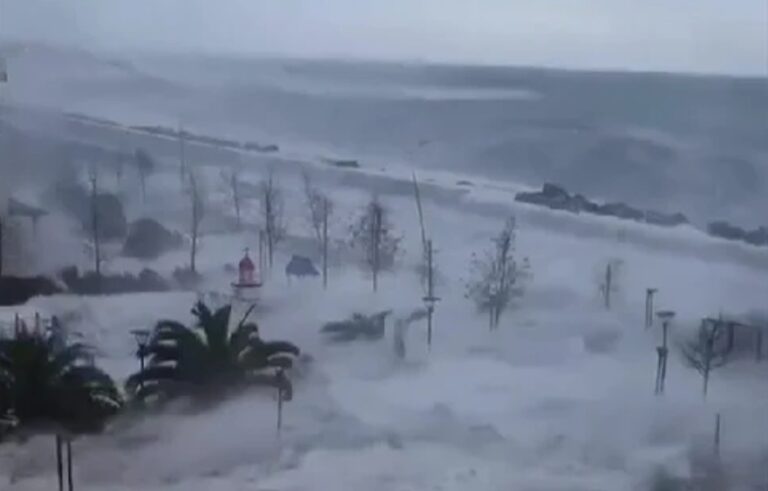 Бурята на века: Черно море вдигна 10-метрови вълни, стана страшно във… ВИДЕА