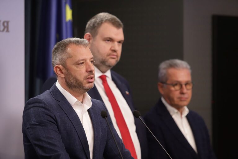 Делян Добрев и Пеевски със сигнал до прокуратурата за незаконен износ на горива