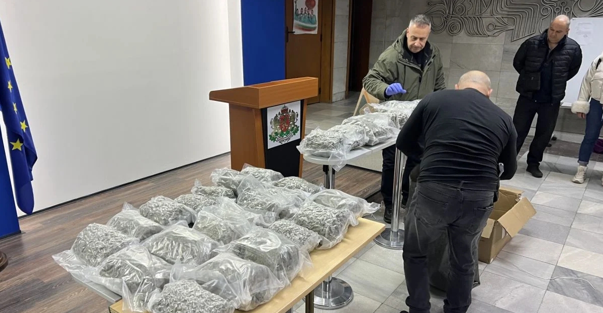 Изненада: Хванаха в крачка роден държавен служител с 30 пакета дрога