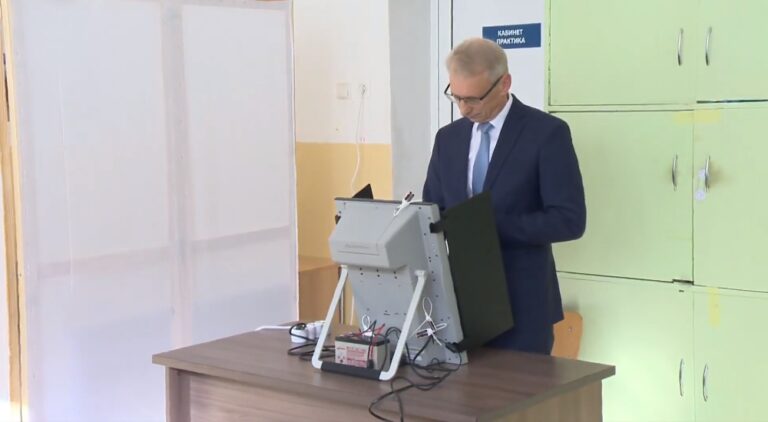 Напрегнато гласуване на Денков, той смъмри ЦИК: Отговорността за проблемите с машините е на…  ВИДЕО