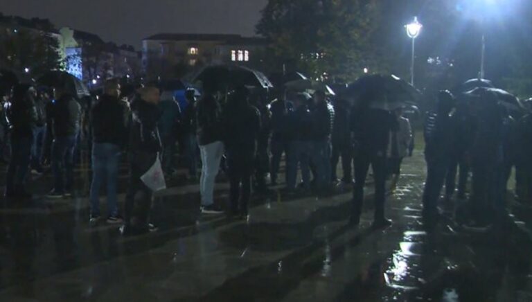 Полицаи протестират под дъжда в София след погрома: Не сме ние лошите
