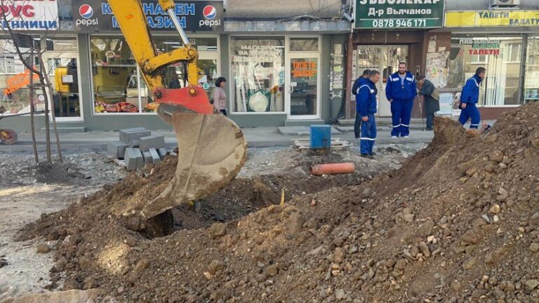 Паника в София: Работници засегнаха газопровод