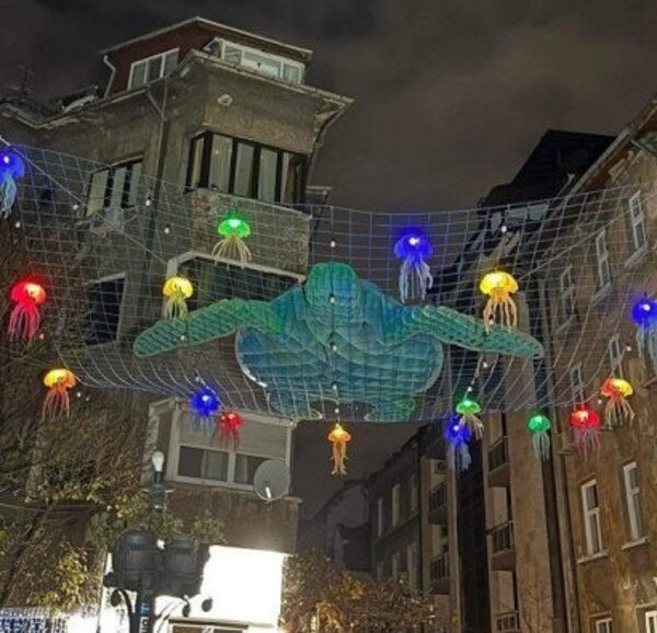 Гаврата със столичани продължава: След “златната” арка, костенурки и медузи цъфнаха като коледна украса в София