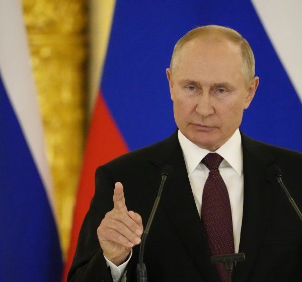 Украински медии гърмят: Това 39-г. образовано Барби е новата любов на Путин ВИДЕО
