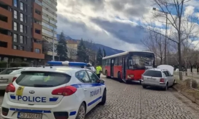 В празна София: Катастрофа с ранени между автобус и лек автомобил