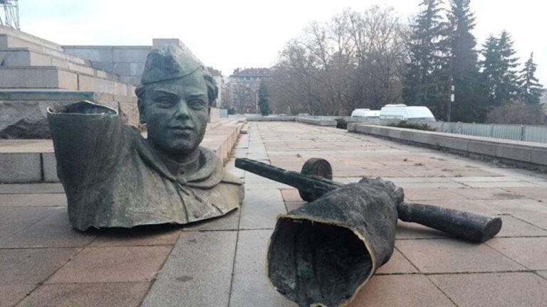 Обезглавиха го: Хвръкна главата на съветския войник от МОЧА  СНИМКИ