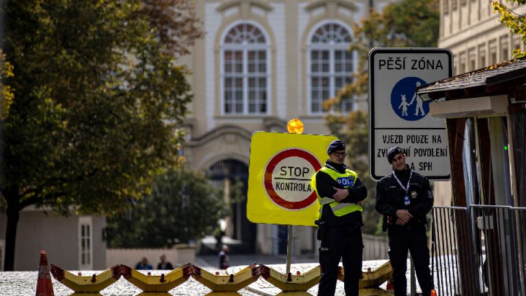 Чехия обяви ден на траур след масовата стрелба, отнела живота на 14 души в Прага