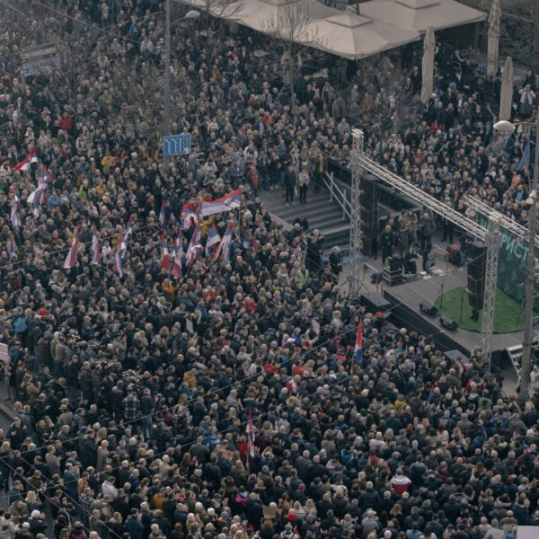 Сърбите не се отказват: Хиляди се включиха в Белград в най-големия досега протест след изборите на 17 декември