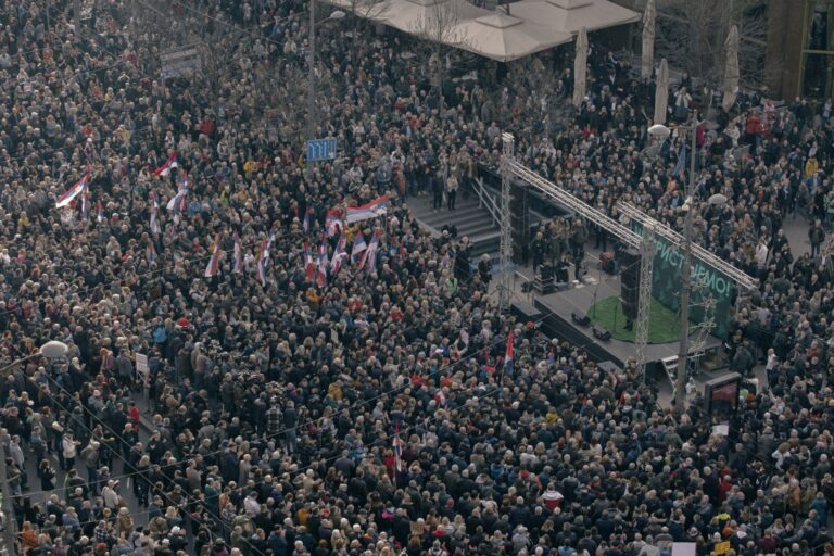 Сърбите не се отказват: Хиляди се включиха в Белград в най-големия досега протест след изборите на 17 декември
