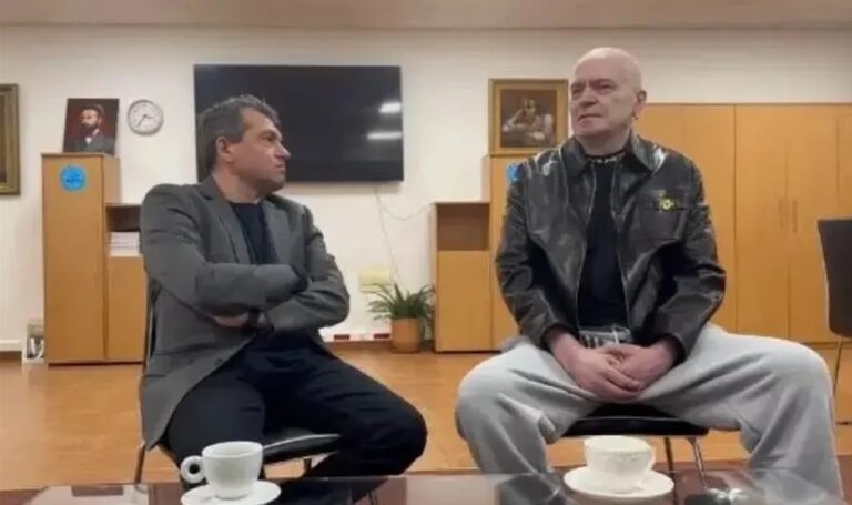 Слави направи политическа седянка на кафе с Тошко, депутатът се отчете ВИДЕО