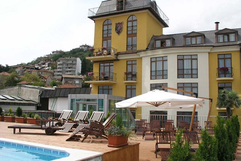НАП продава на търг култов хотел във Велико Търново