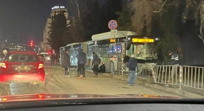 Кошмарни новини: Тежък инцидент с автобус в София СНИМКИ