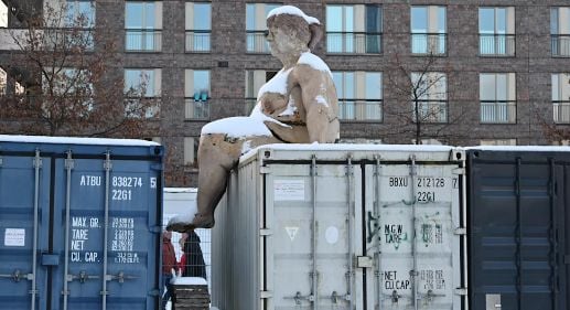 Статуя на голата Меркел разбуни Хамбург СНИМКИ