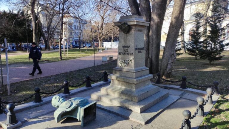 Изкъртиха с лост фигурата на Граф Игнатиев от бюст-паметника му във Варна  СНИМКИ