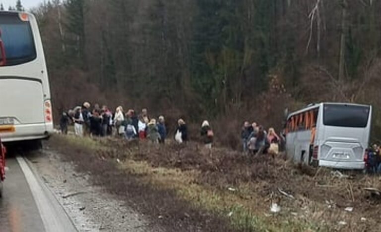 Ужас на пътя: Автобус с туристи катастрофира, линейки возят много пострадали
