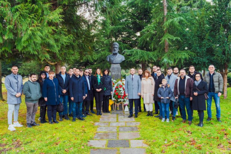 ГЕРБ – София се поклони пред паметника на  Христо Ботев СНИМКИ