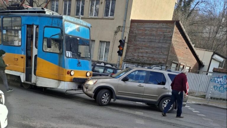 Зрелищно меле в София с “потайното същество” трамвай, надънило сe тихомълком във…