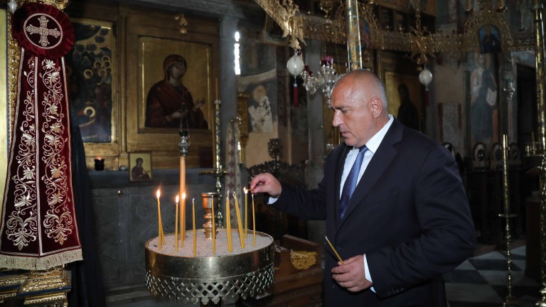 Признание: Манастир посреща вярващите с надпис, благодарящ на Бойко Борисов