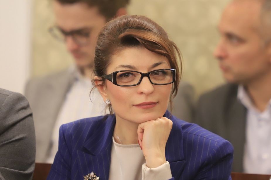 Депутат от ПП-ДБ скочи в защита на Десислава Атанасова: Политическият и опит…