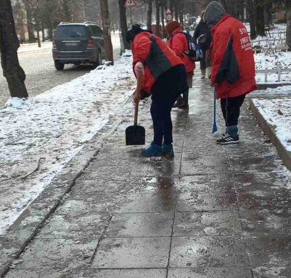 Олигофренски оправдания! Борис Бонев: Заради ГЕРБ тротоарите не са почистени от лед! Няма упоменат час на приключване в договорите, които са сключили