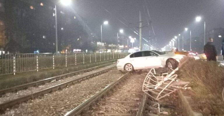 Кола отнесе предпазна ограда и се приземи на трамвайни релси