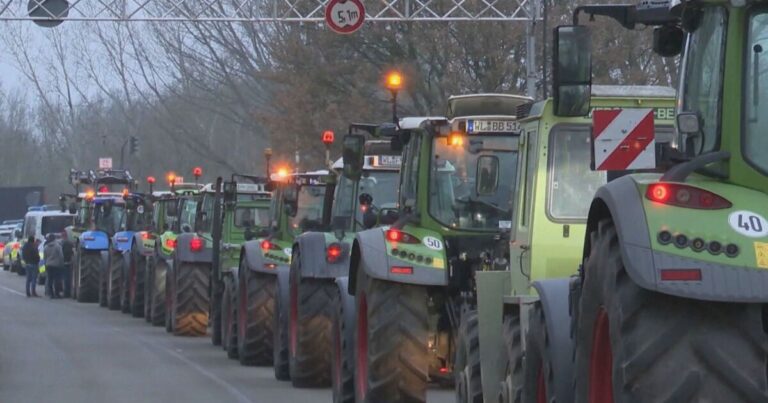 В цяла Румъния е ад: Фермери и превозвачи блокираха пътища, пътуващите в капан ВИДЕО