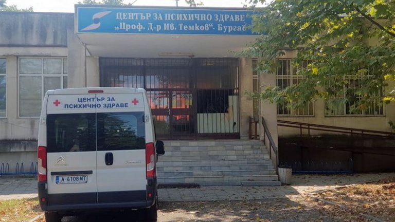 Огнен ад: Гори Центърът за психично здраве в Бургас , евакуират пациенти