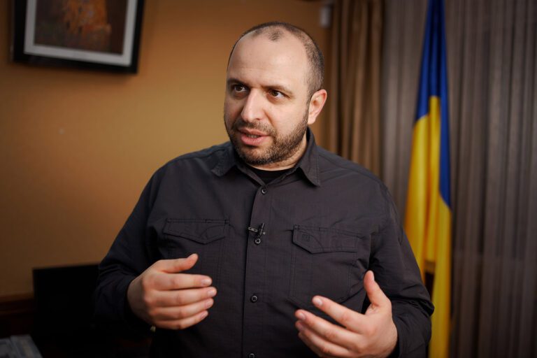 Грандиозен скнадал в Киев! Министърът на отбраната отстрани висш служител за корупция