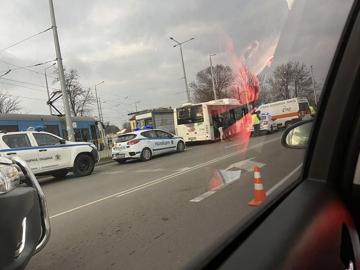 Кошмар: Автобус навлезе в насрещното, прегази три коли и… СНИМКИ