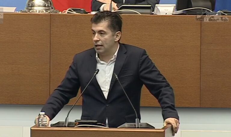 ХАОС в парламента: Депутати подвикват на крака, други хокат след реч на Кирил Петков