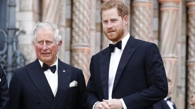 Какво се случва? Принц Хари кацна в Лондон, пред Бъкингамския дворец се събират тълпи от хора