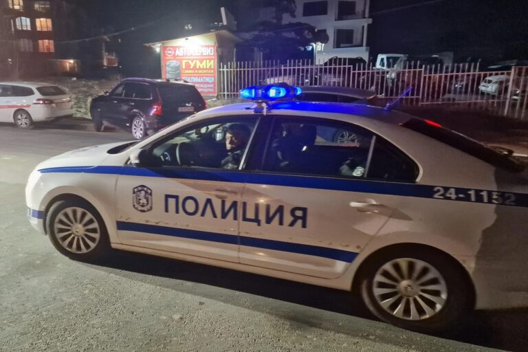Мъж се барикадира в дома си в София, изхвърля покъщнината си