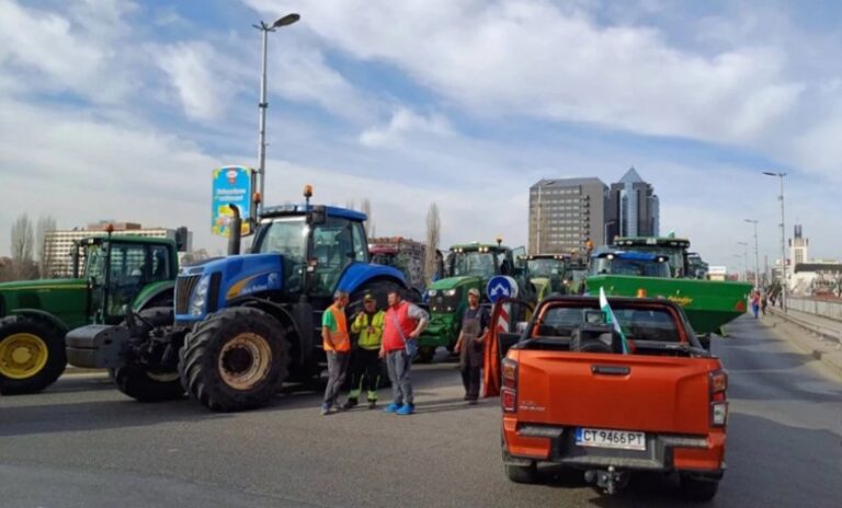 Блокаж: 120 трактора парализираха Пловдив, пренасочват автобусите