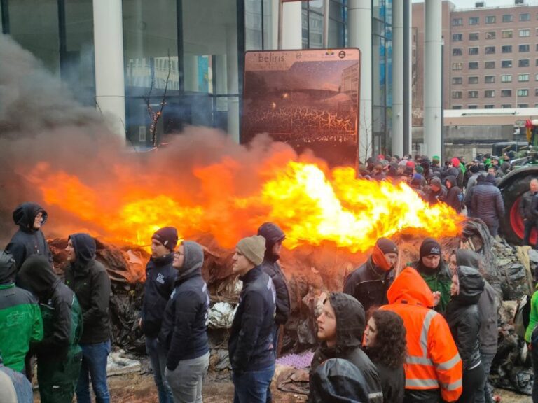 Фермери се сблъскаха с полицията в Брюксел  ВИДЕО