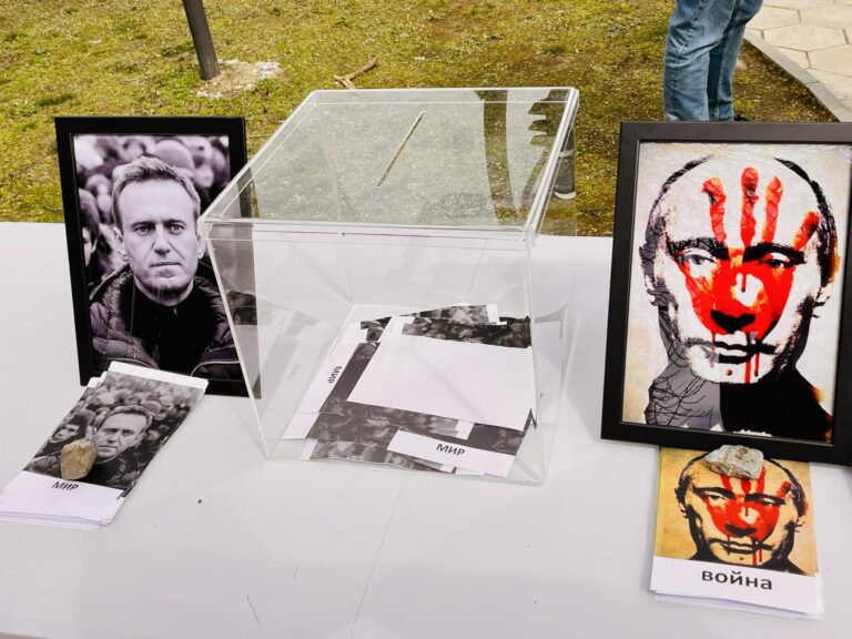 Протест “Избор без избор” пред руското посолство в София: Протестиращите могат да гласуват с импровизирани бюлетини за Навални
