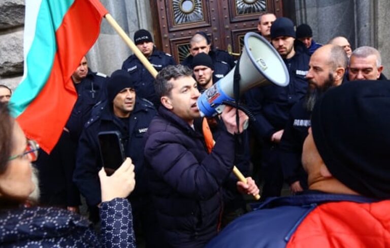 Извънредна ситуация пред НС! Групичка на Росен Миленов и полиция в яростна схватка, отнесе го и Атанас Славов ВИДЕО+СНИМКИ