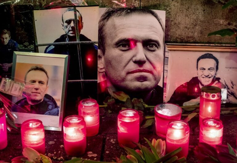 Портрет на Навални се появи зад Паметника на Съветската армия в центъра на Виена