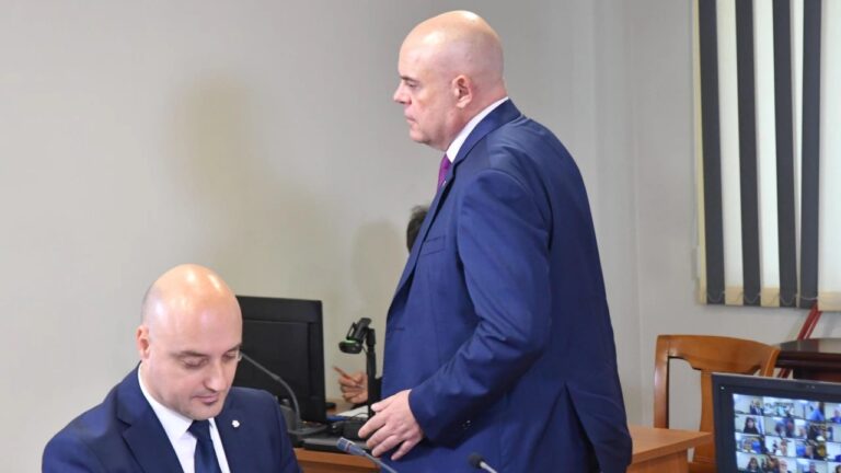 Съдът заседава по делото на Иван Гешев срещу Славов за…